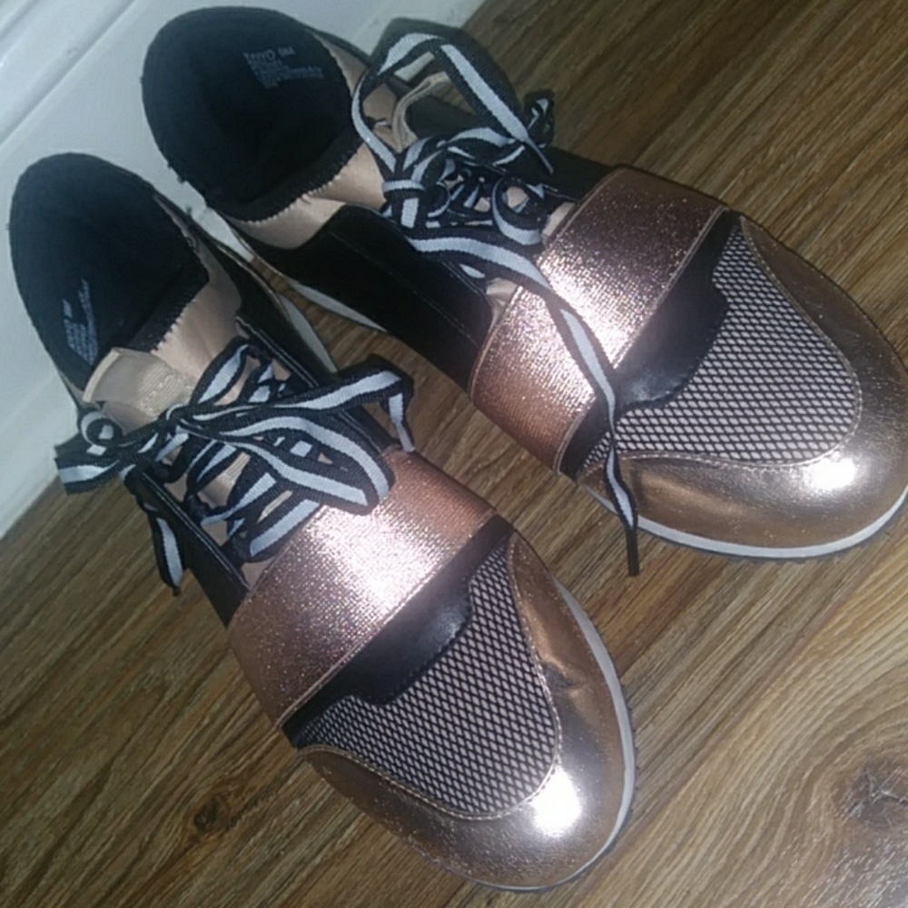 Steve madden sneakers Rose/ gold trend